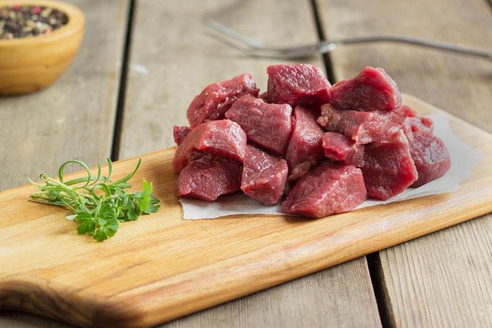 گوشت گوسفندی خردشده برای تهیه خورشت