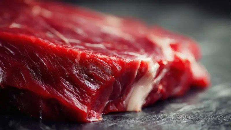 رنگ طبیعی گوشت گوسفندی تازه در نمای نزدیک