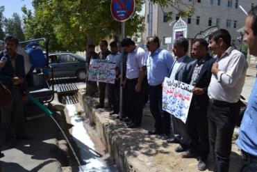 اعتراض دامداران یاسوجی با ریختن شیر در مقابل استانداری